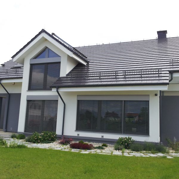 Dach z płaskiej dachówki Wienerberger Actua czarna o eleganckim, nowoczesnym wyglądzie.